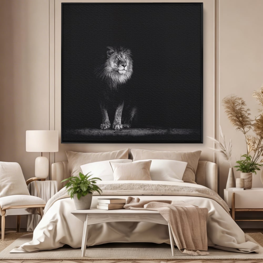 Tablou canvas cu tablou canvas cu leu alb-negru, in rama de aluminiu negru, pe perete intr-un dormitor